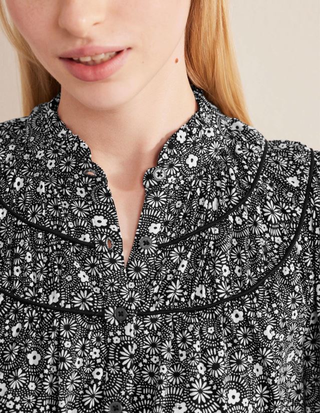 Boden Frauen Hemd aus Jersey mit geraffter Passe VH86PT1802 Kleidung schwarzes und gepunktetes Gänseblümchen
