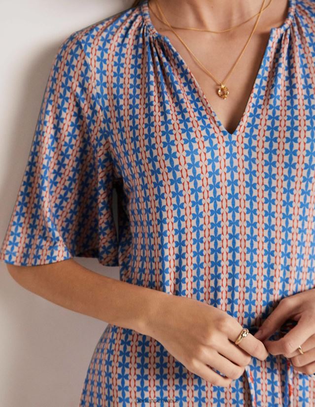 Boden Frauen Gestuftes Jerseykleid mit eingekerbtem Ausschnitt VH86PT2102 Kleidung Mosaikblau und Blütenblatt-Geo