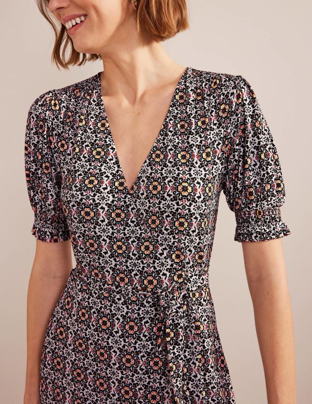 Boden Frauen Rüschen-Wickelkleid aus Jersey VH86PT929 Kleidung schwarzer & opulenter Kern