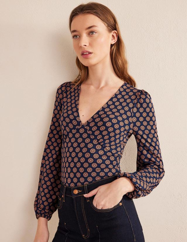 Boden Frauen Bedrucktes Oberteil mit V-Ausschnitt VH86PT1709 Kleidung französische Marine und Sonnenblume