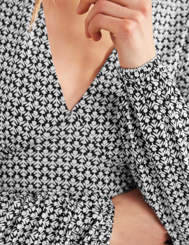 Boden Frauen Bedrucktes Oberteil mit V-Ausschnitt VH86PT1850 Kleidung Schwarz und Tulpenknospe