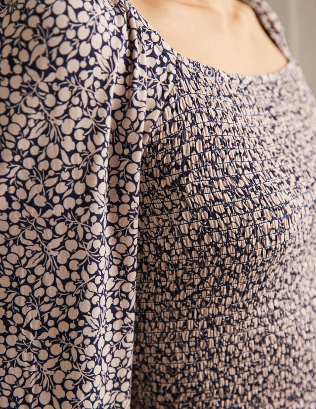 Boden Frauen Blouson-Oberteil mit gesmoktem Oberteil VH86PT2415 Kleidung Milchshake und Pflanzenzweig