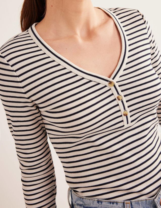 Boden Frauen Gestreifter, gerippter, taillierter Henley VH86PT1571 Kleidung Elfenbein/Marineblau gestreift