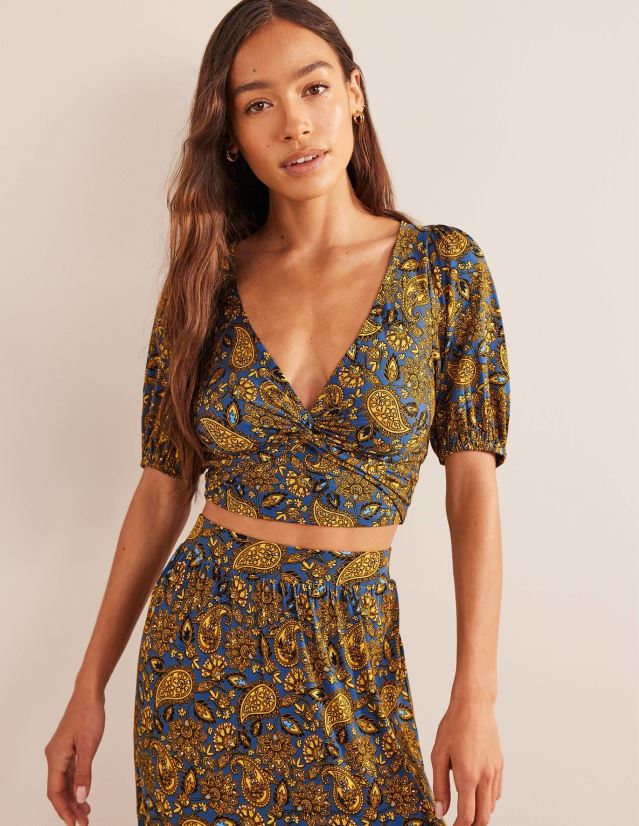 Boden Frauen Kurzes Oberteil mit Twist-Detail VH86PT1535 Kleidung Ernte Gold- und Paisley-Terrasse