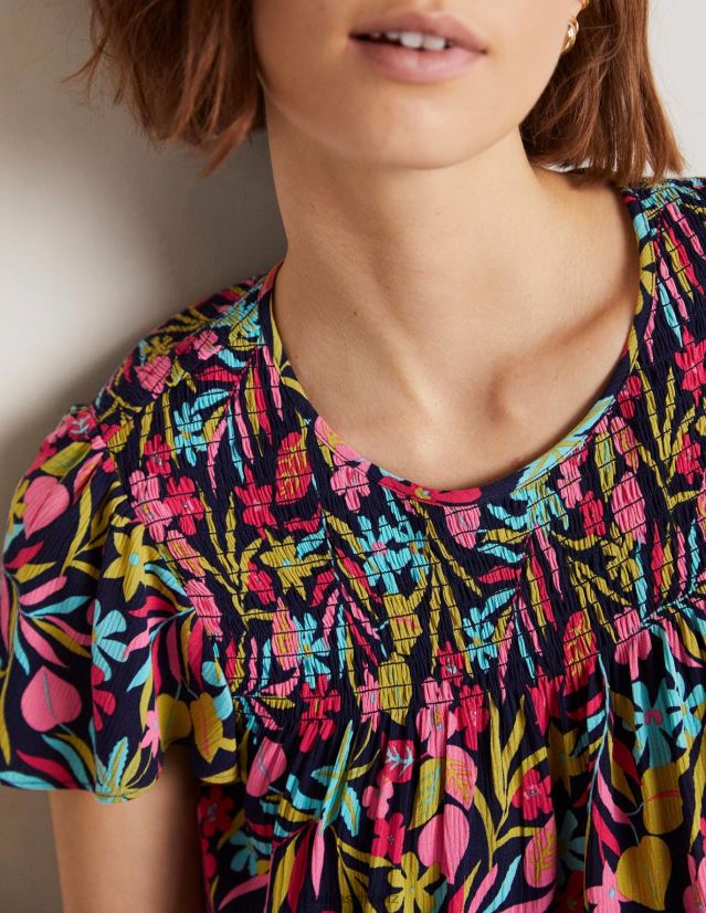 Boden Frauen Layla bedrucktes, gesmoktes Oberteil VH86PT1972 Kleidung französische Marine und tropisches Blattwerk