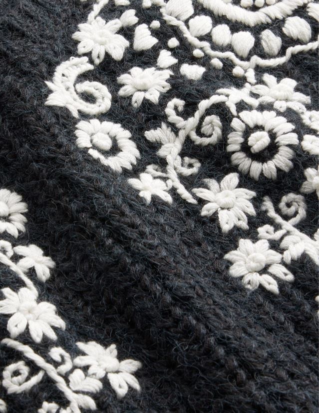 Boden Frauen Flauschiger Pullover mit Rippenstickerei VH86PT1931 Kleidung Stickerei in Schwarz und Elfenbein