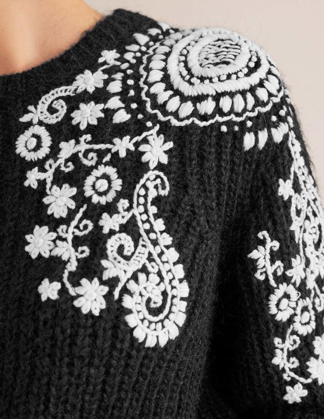 Boden Frauen Flauschiger Pullover mit Rippenstickerei VH86PT1931 Kleidung Stickerei in Schwarz und Elfenbein