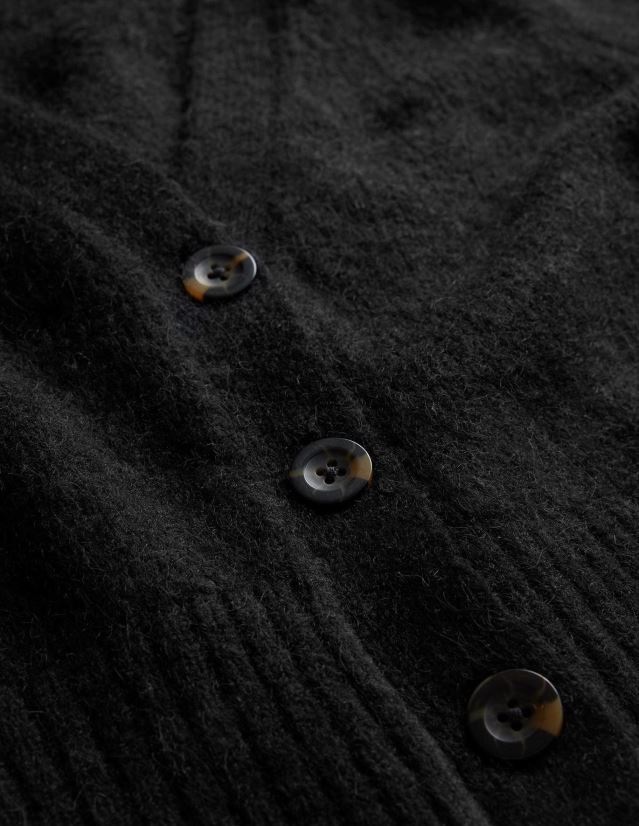 Boden Frauen Flauschiger, verkürzter Cardigan mit V-Ausschnitt VH86PT1609 Kleidung Schwarz