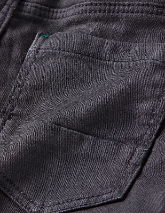 Boden Jungen Röhrenjeans aus Jersey VH86PT910 Kleidung rußgrau