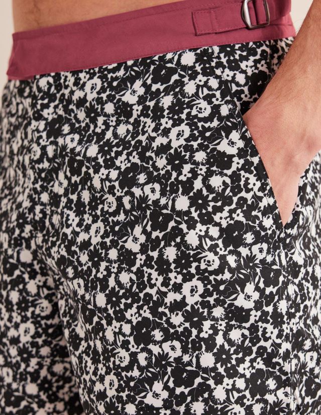 Boden Männer Badeshorts mit fester Taille VH86PT3543 Kleidung schwarz und ecru geblümt